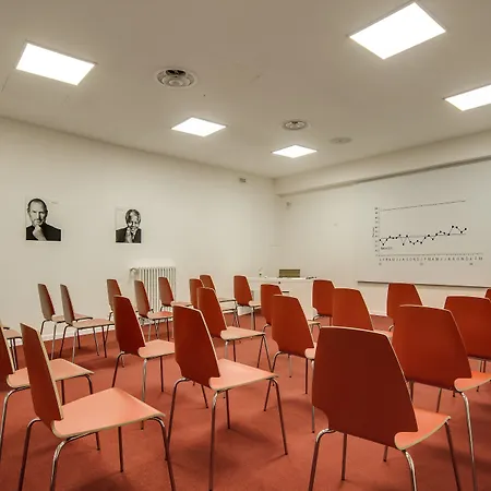 מלון Genius Downtown 3*